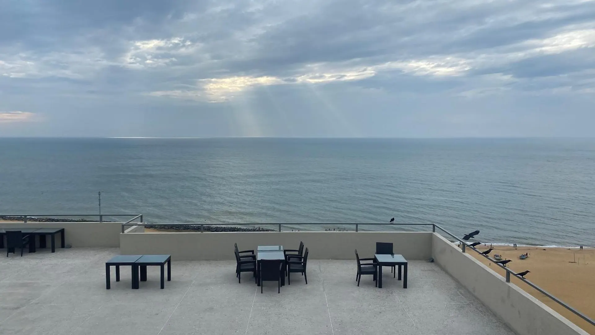 Ocean Breeze Studio Apartment By Jayko Negombo
