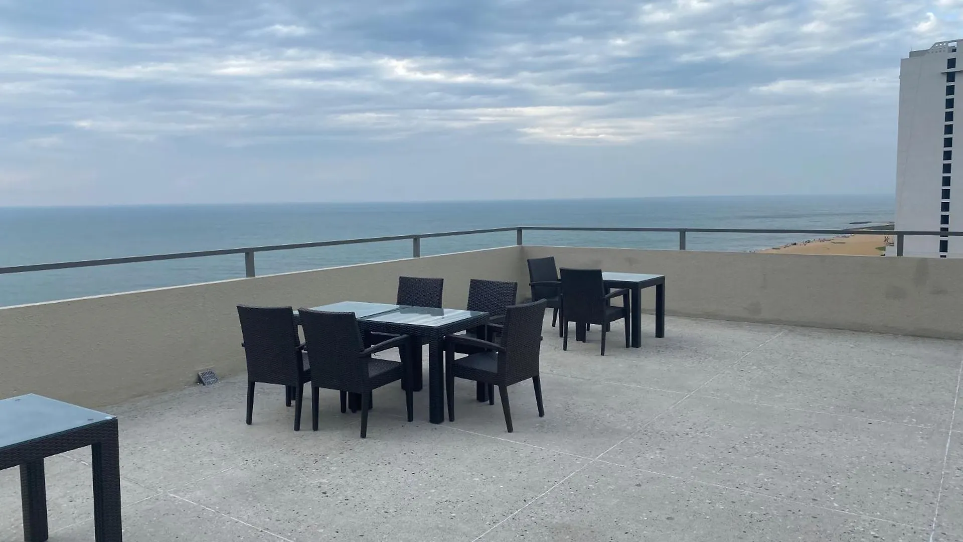 Ocean Breeze Studio Apartment By Jayko Negombo